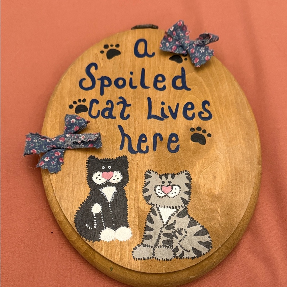 Decorative Cat Plaque with Floral Bows